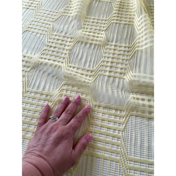 Vintage 70s pleated curtain, buttery yellow honeycomb pattern, mesh single panel - Picture 4 of 10